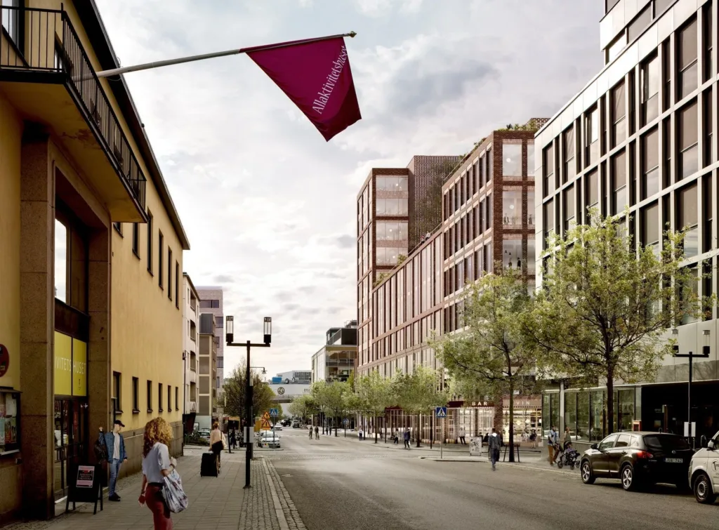 En stadsgata med moderna byggnader och en röd flagga som hänger från en byggnad.