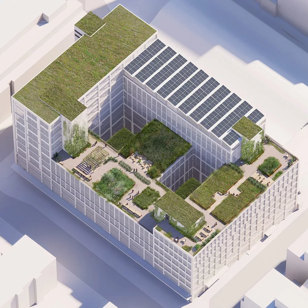5. En byggnad med grönskande takterrasser, solpaneler och innergård, omgiven av vita fasader.