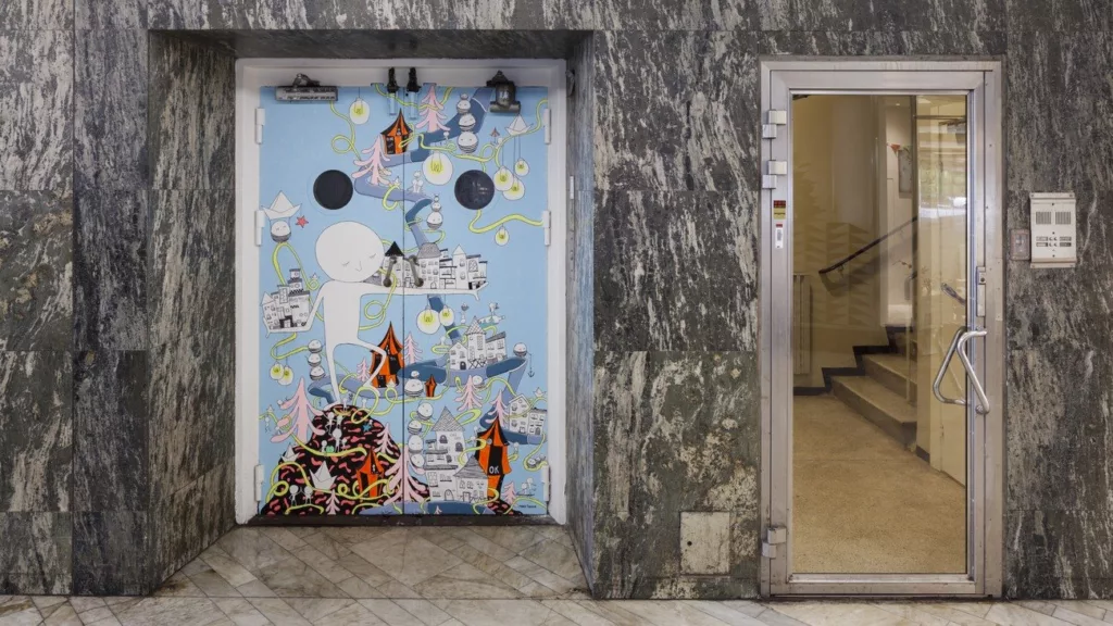 "The world on my shoulders" Maria Persson, S. Tullgatan, passage