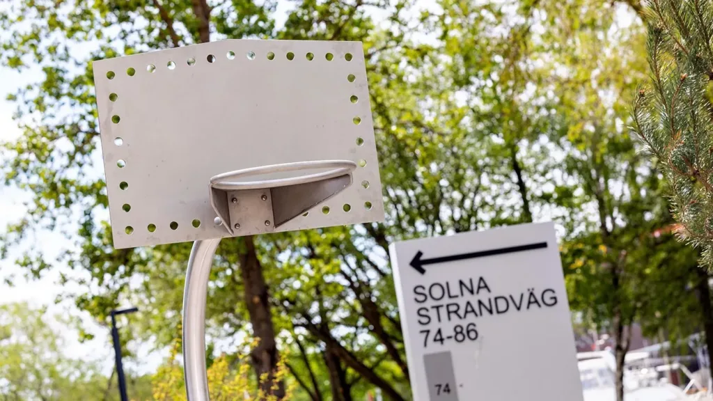 3. En vägskylt med texten "Solna Strandväg 74–86" och en pil som pekar höger, bland träd.