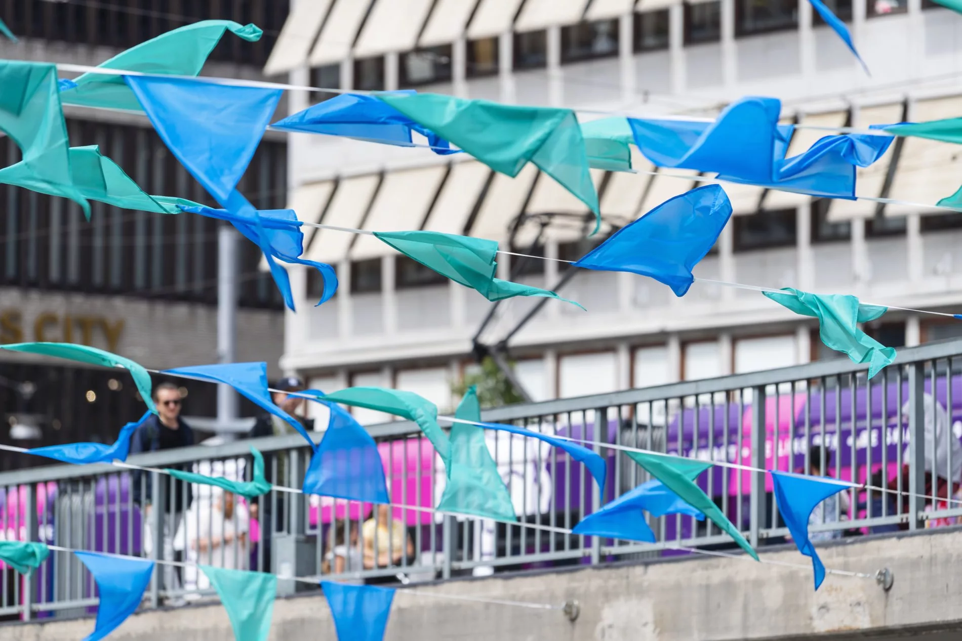 Flaggspel Sommar på Sergels torg