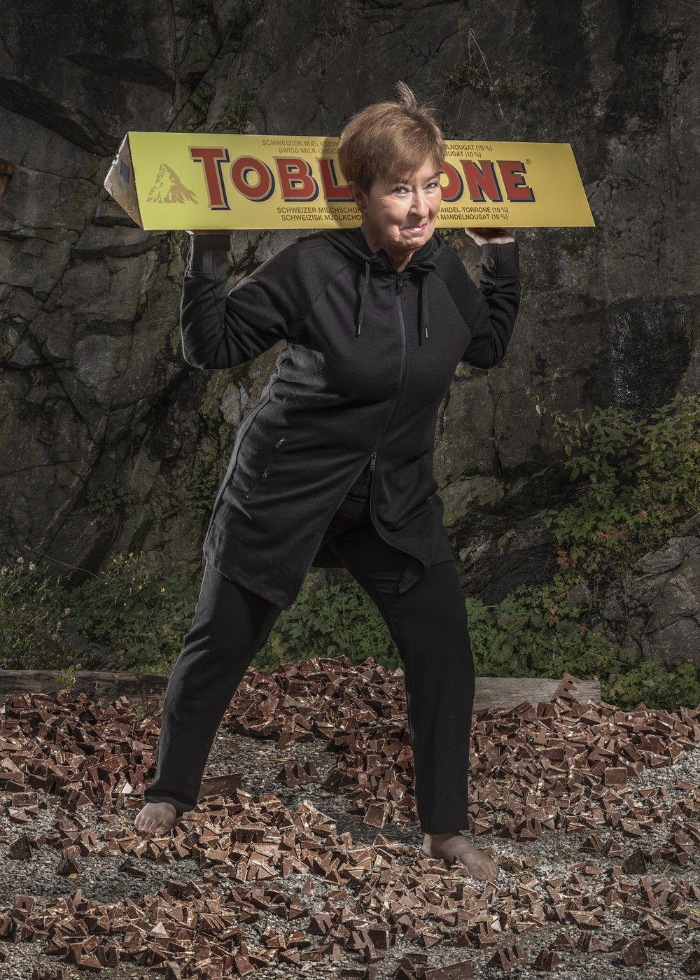 Bilden visar Mona Sahlin som bär på en Toblerone. Bilden är ett nytt foto av Elisabeth Ohlson och ställs ut för första gången på Sergelgatans konsthall.