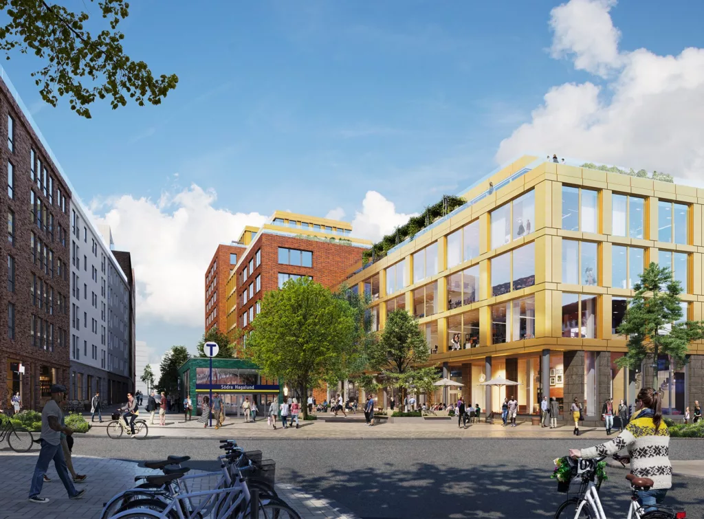 En stadsgata med cyklar, moderna byggnader i olika färger och människor som rör sig runtomkring.