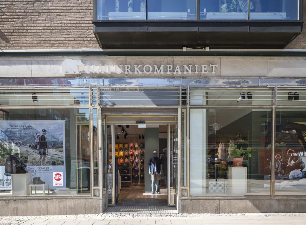 Entrén till en butik med namnet "Strömskompaniet" synligt ovanför glasdörrarna.