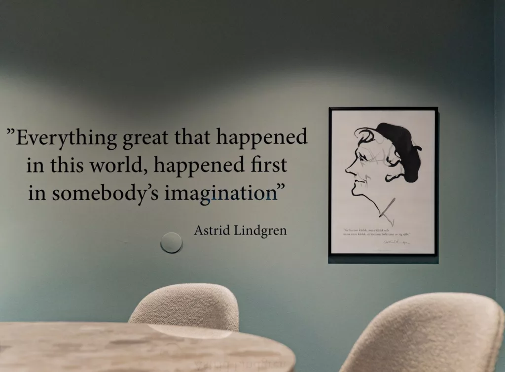 Citat på väggen: "Anything great that happened in this world, happened first in somebody's imagination" av Astrid Lindgren, bredvid en teckning av henne.