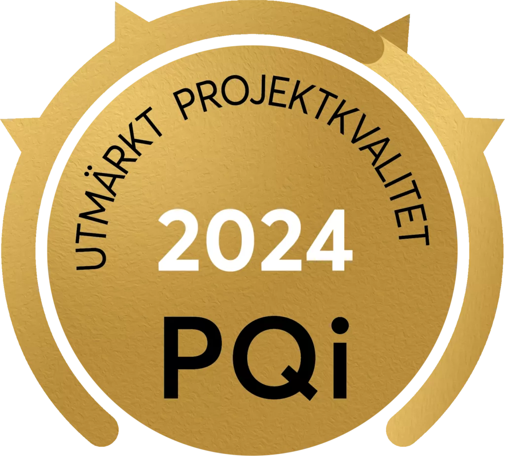 En guldfärgad medalj med texten "UTMÄRKT PROJEKTKVALITET 2024 PQi".