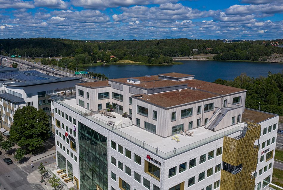 Utsikt över Frösunda och Brunnsviken med fastigheten Hilton i förgrunden.