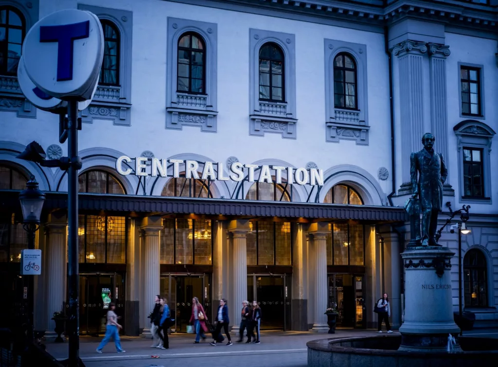 Entrén på Centralstationen och en t-baneskylt.