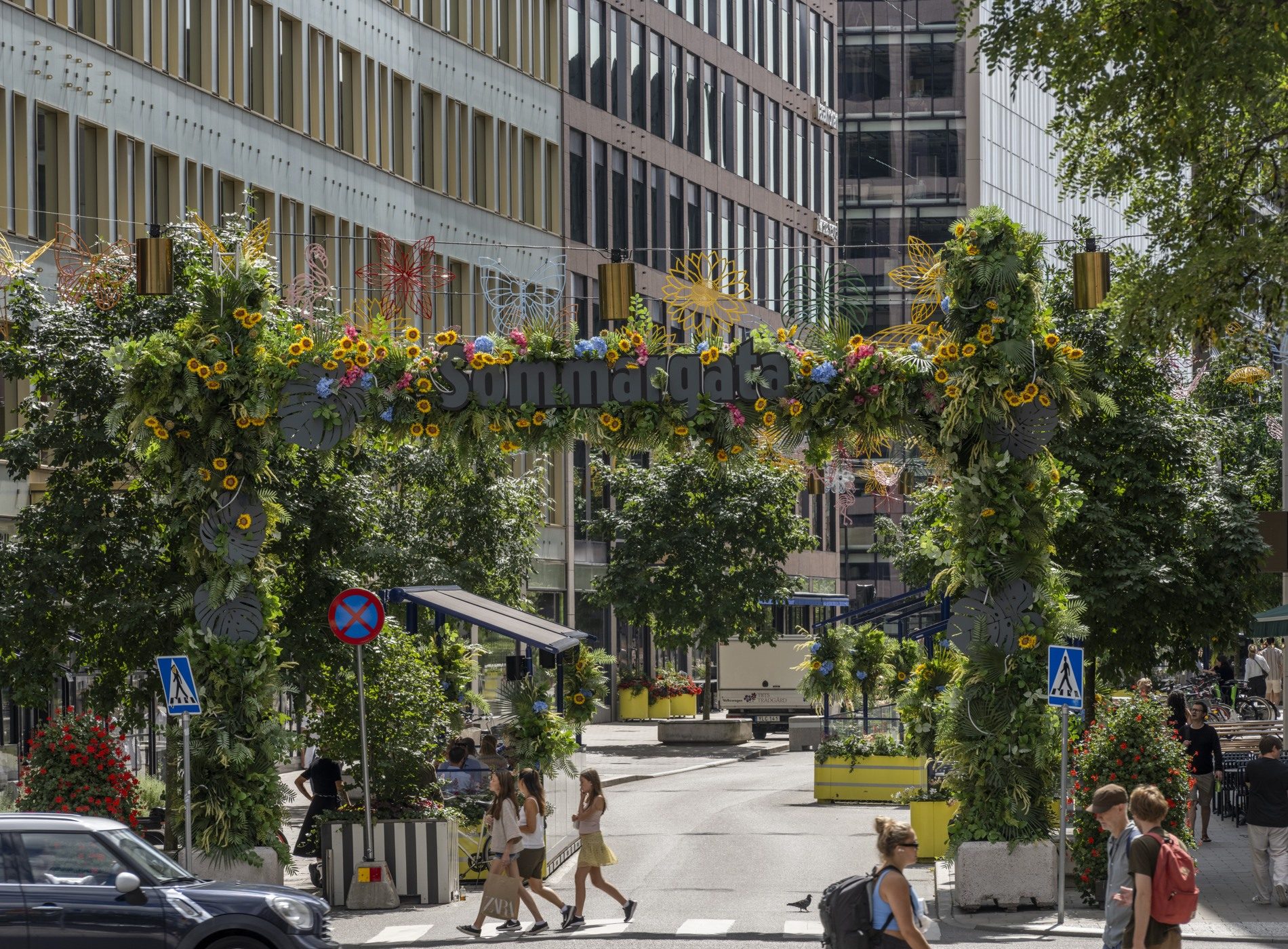 Malmskillnadsgatan utsmyckad som sommargata med en blomportal.