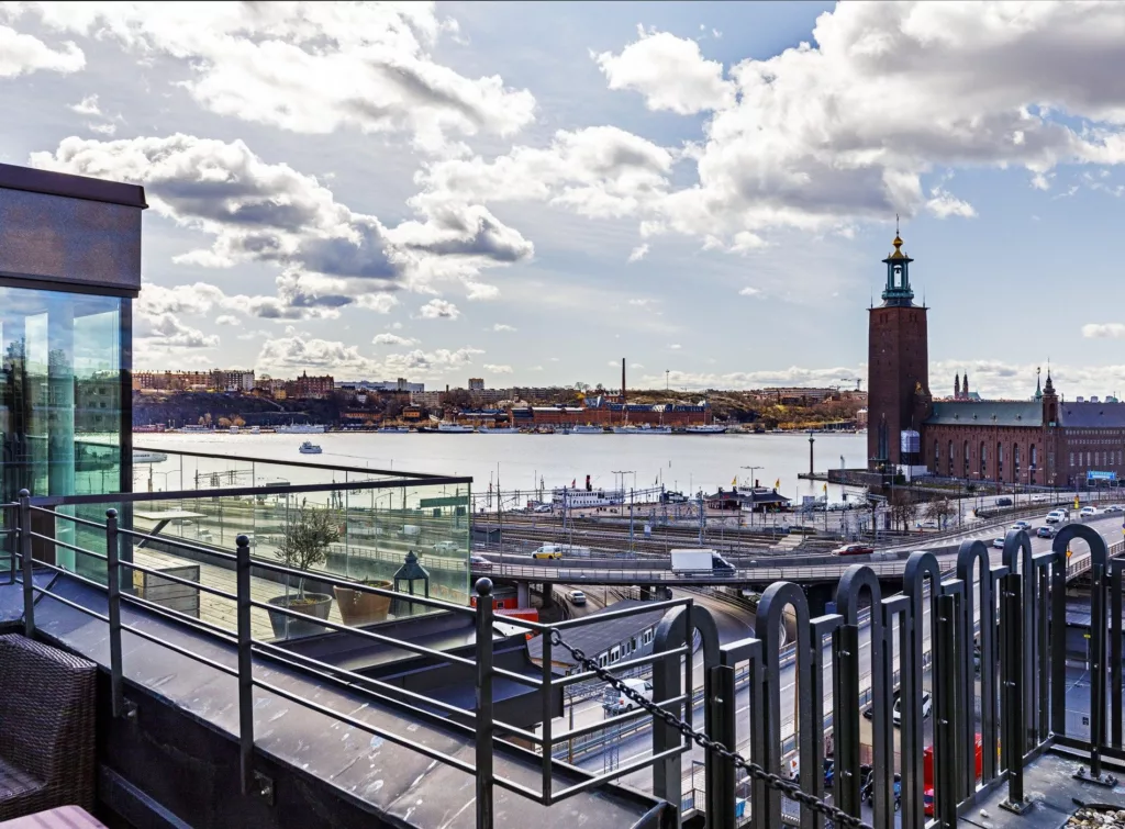 Utsikt från takterrass över Stadshuset och Södermalm