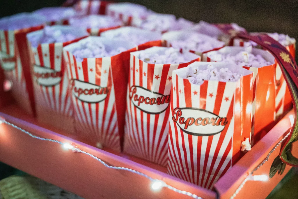 4. Röda och vita popcornförpackningar med texten "Popcorn" uppställda i en rad.