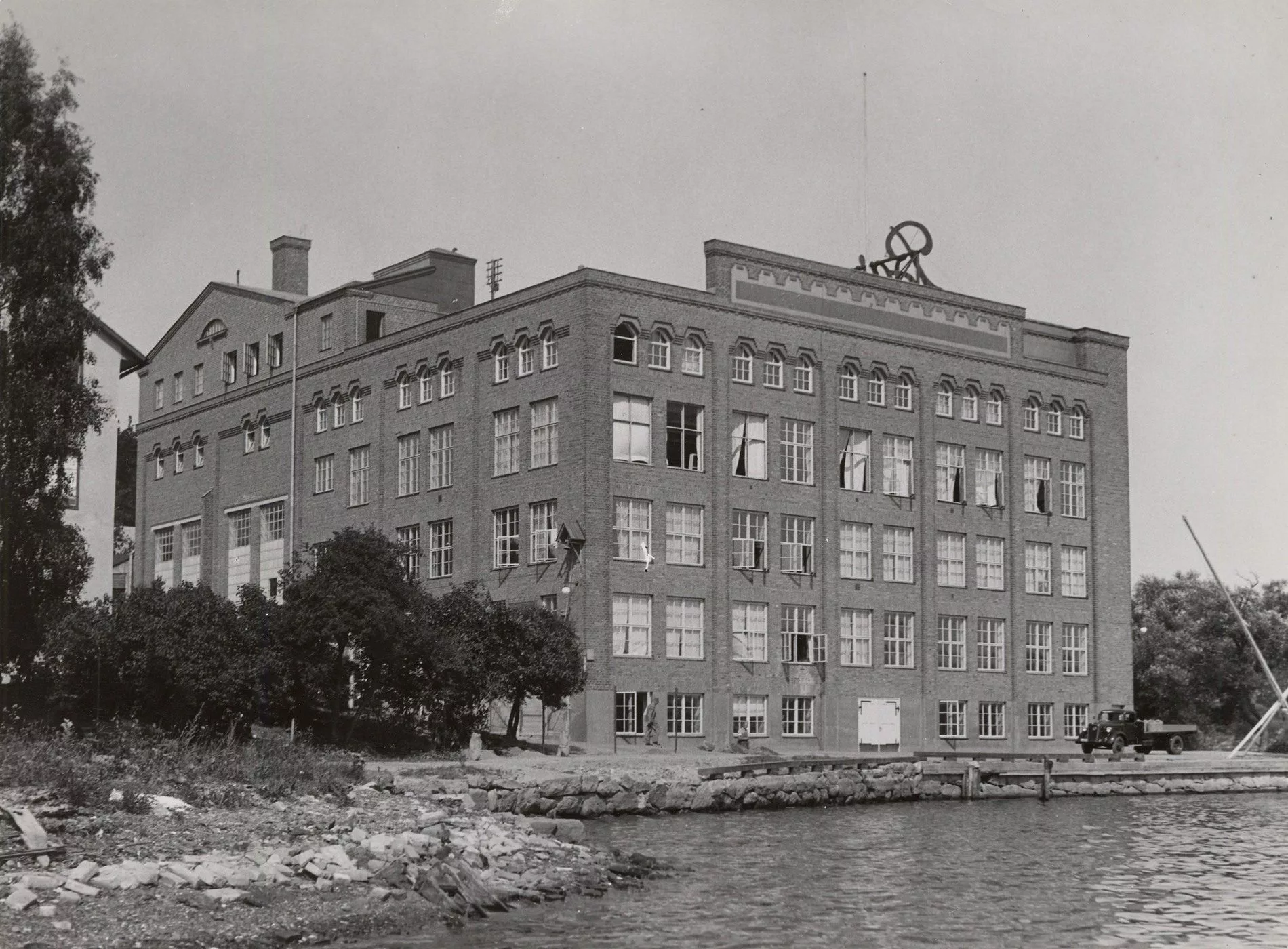 Svartvit bild av Barnängens fabrik i Alviks strand i början av 1900-talet.