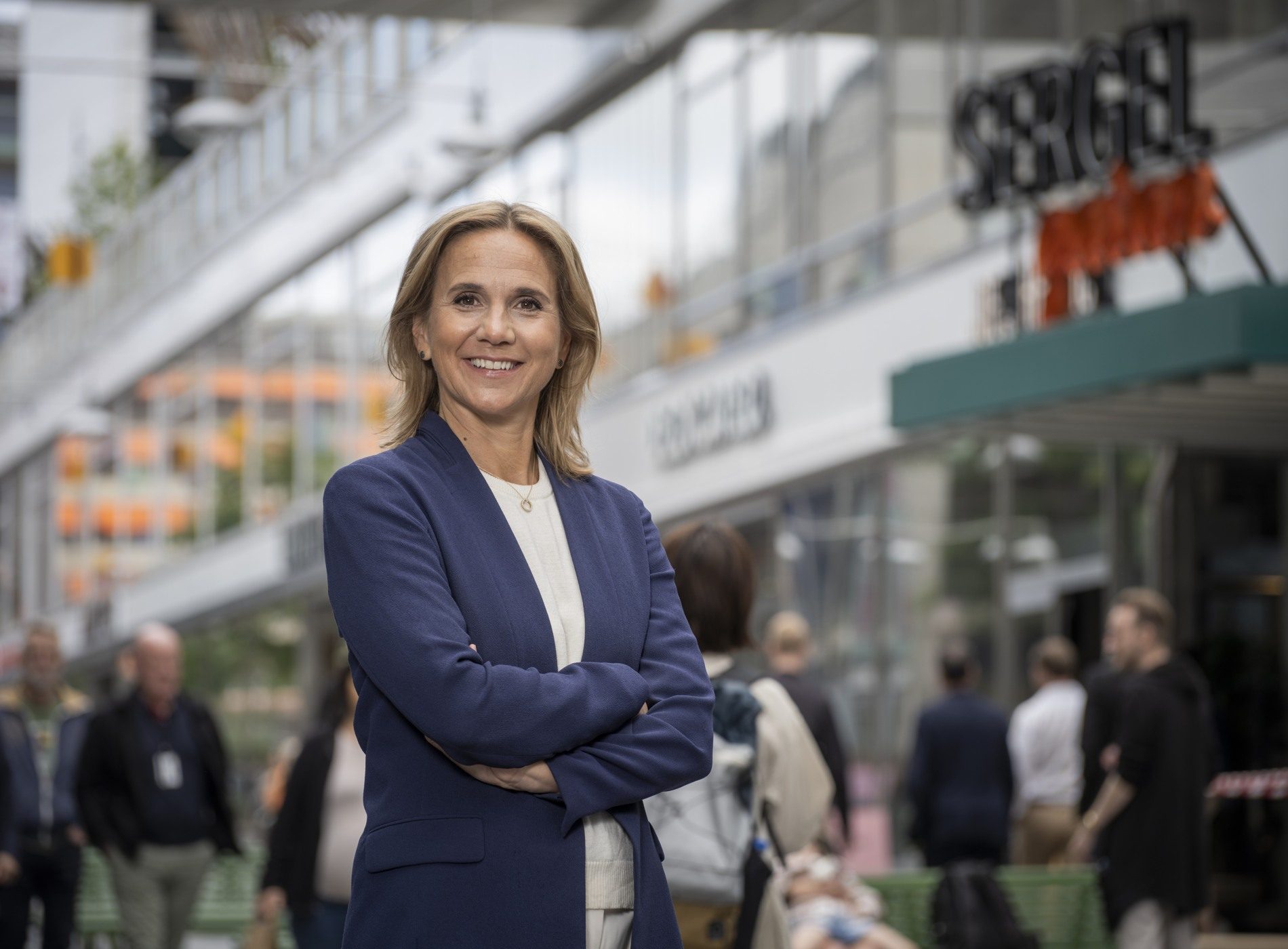 Porträtt av Vasakronans vd Johanna Skogestig med Sergelgatan i bakgrunden.