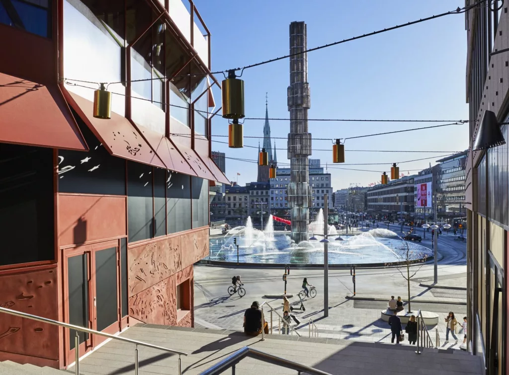 Soltrappan som förbinder Malmskillnadsgatan med Sveavägen och Sergels torg.