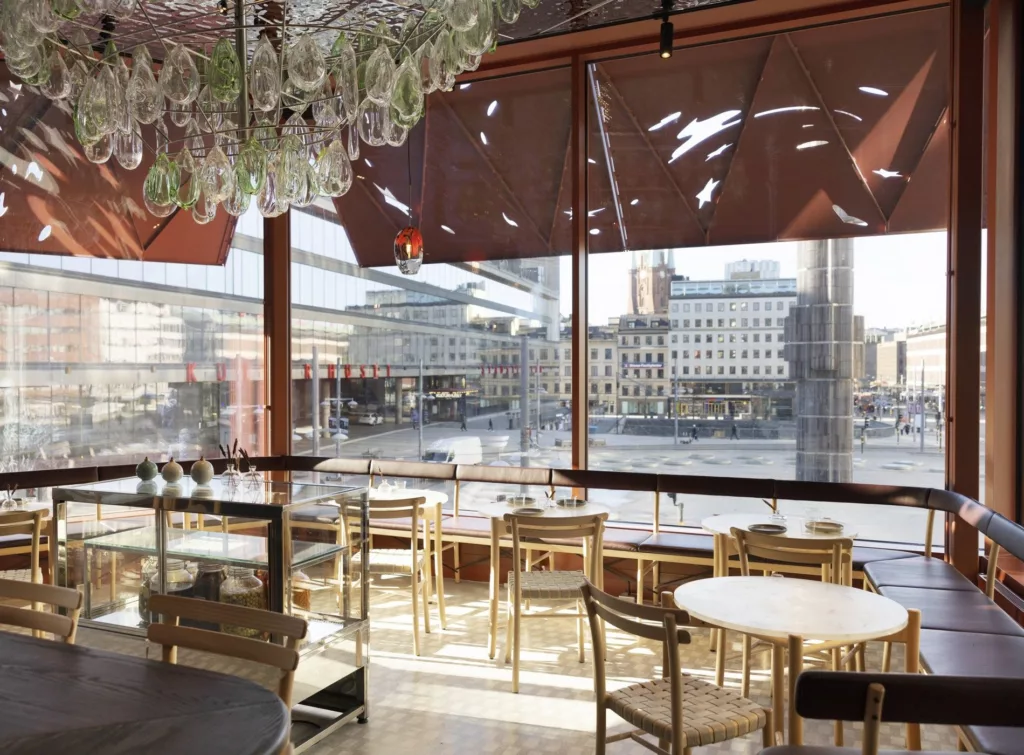 Insidan av baren Röda Huset.