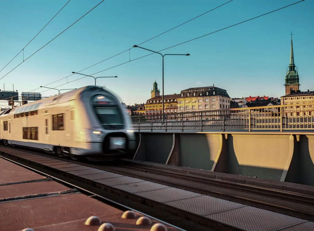 Tåg på Centralbron på väg till Stockholms centralstation.