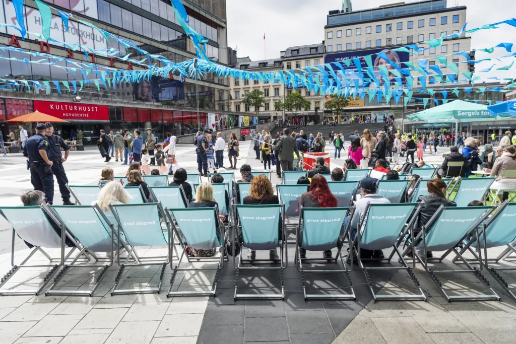 Sergels torg fyllt med solstolar.