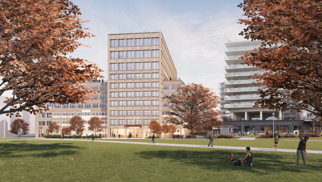 3. En hög byggnad omgiven av gräsmatta, träd och människor som njuter av en parkmiljö.