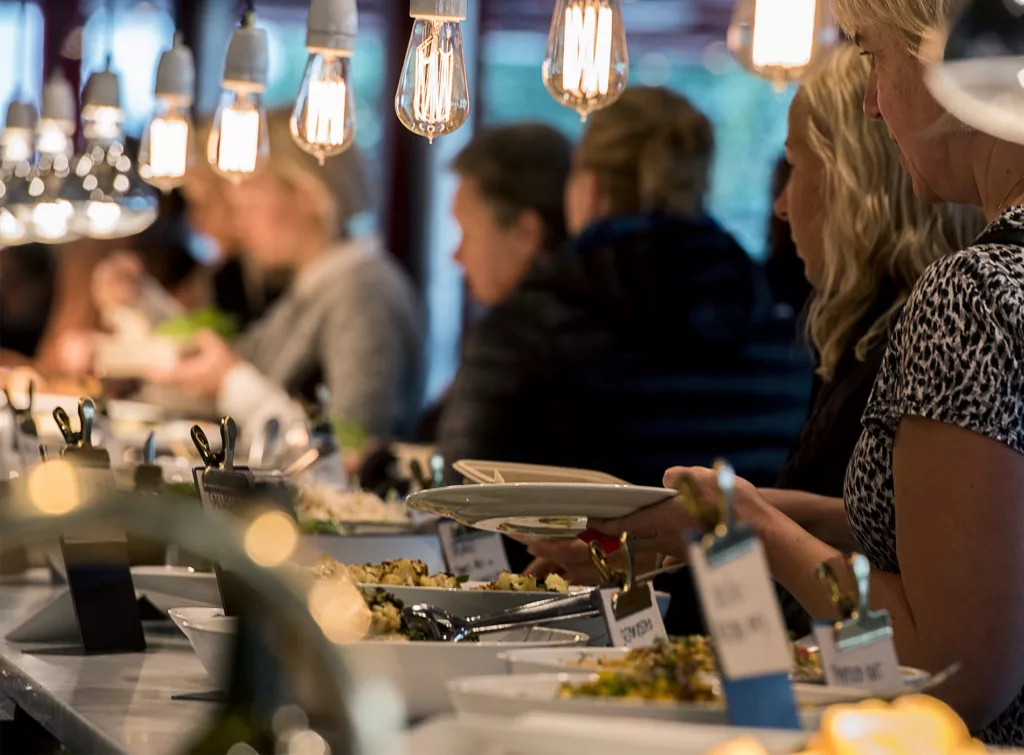 Gäster plockar mat i buffén på restaurang k-märkt.
