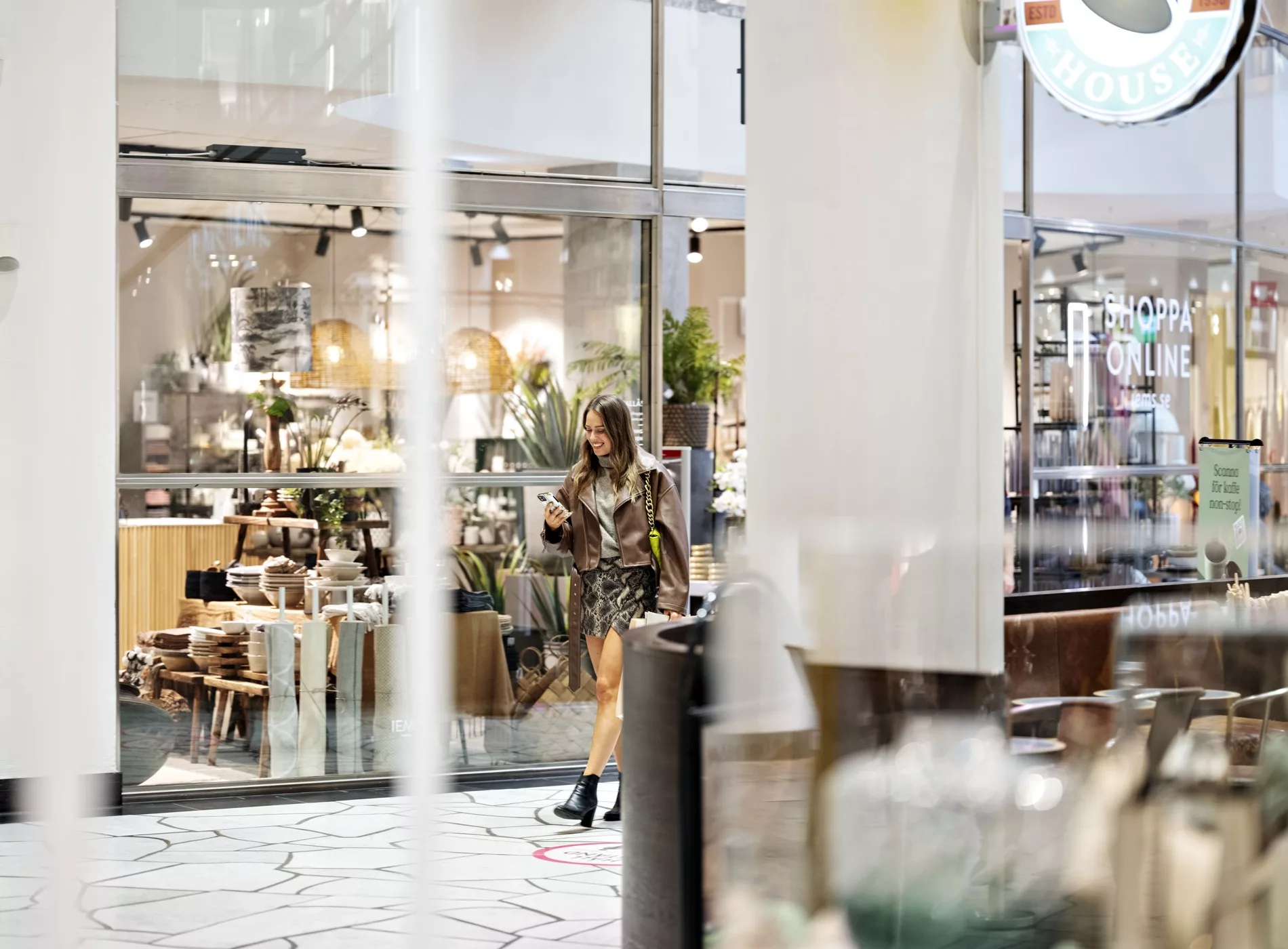 5. Interiör av ett kafé eller butik med glasfasad och människor som går förbi.