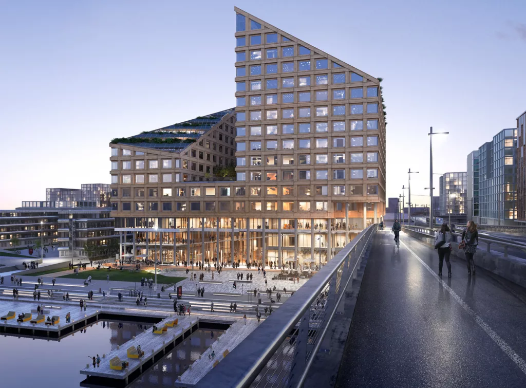 Modernt trekantigt byggnadskomplex med glasfasad, omgiven av människor och vatten.