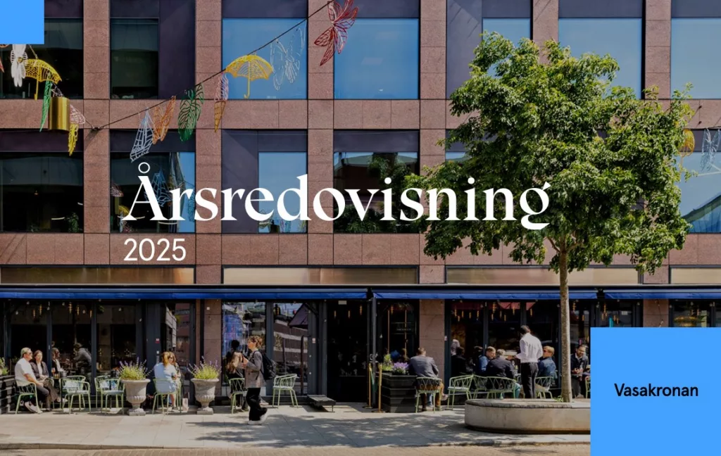 En byggnad med glasfasad och träd framför, texten "Årsredovisning 2025" synlig.
