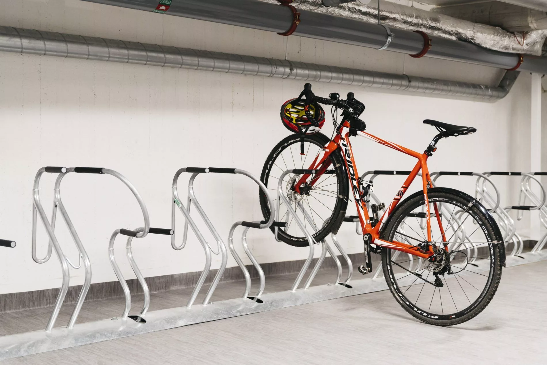 Cykelrum med cykelställ och cykel.Kostnadsfritt cykelrum för Vasakronans hyresgäster.