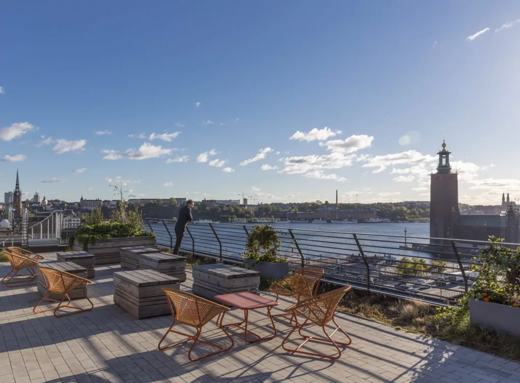 Man tittar ut över Riddarfjärden från takterrassen på Klara C