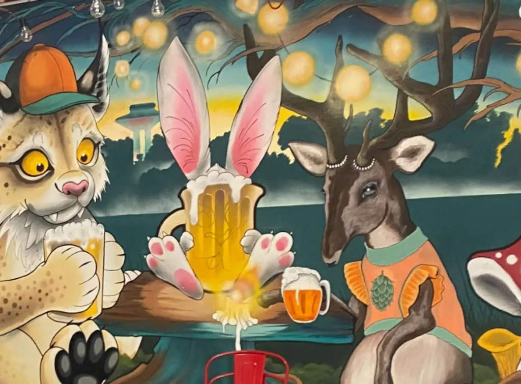 En illustration av fantasidjur som dricker öl tillsammans under upplysta lampor.