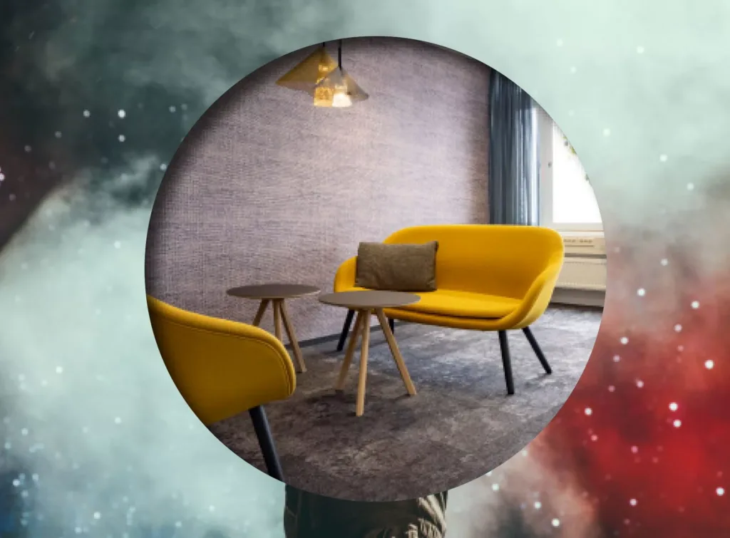 1. Två gula fåtöljer med små bord står i ett modernt rum med grå matta och fönster.