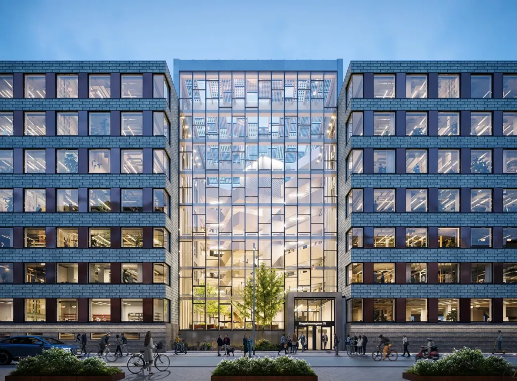 1. En modern byggnad med glasfasad och en innergård med träd och grönska.