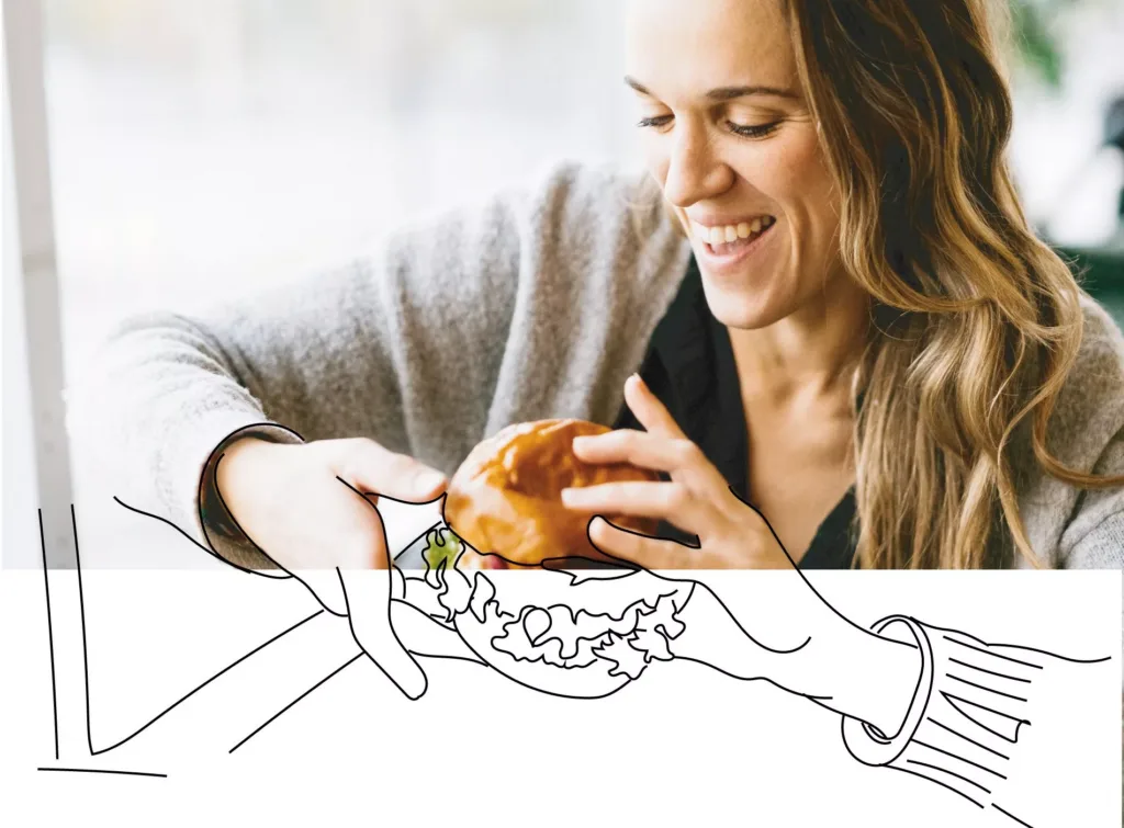 4. En kvinna som ler och håller i en hamburgare, med en illustrerad teckning av händer som sträcker sig mot hamburgaren.