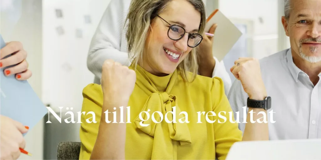 En kvinna i gul blus ler och gör en segergest med handen, omgiven av kollegor. Text: "Nära till goda resultat."