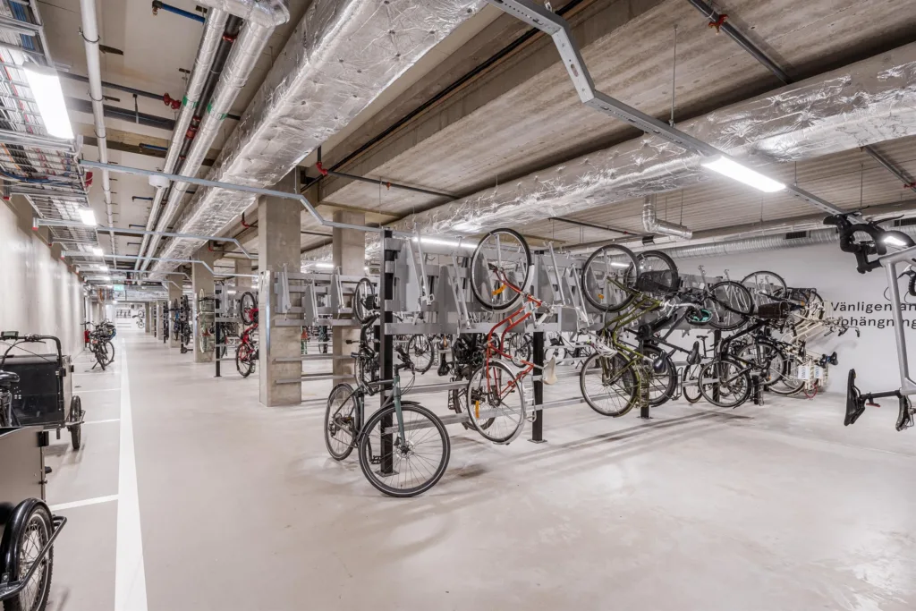 5. Cykelparkering inomhus med flera cyklar upphängda i en industriell miljö.