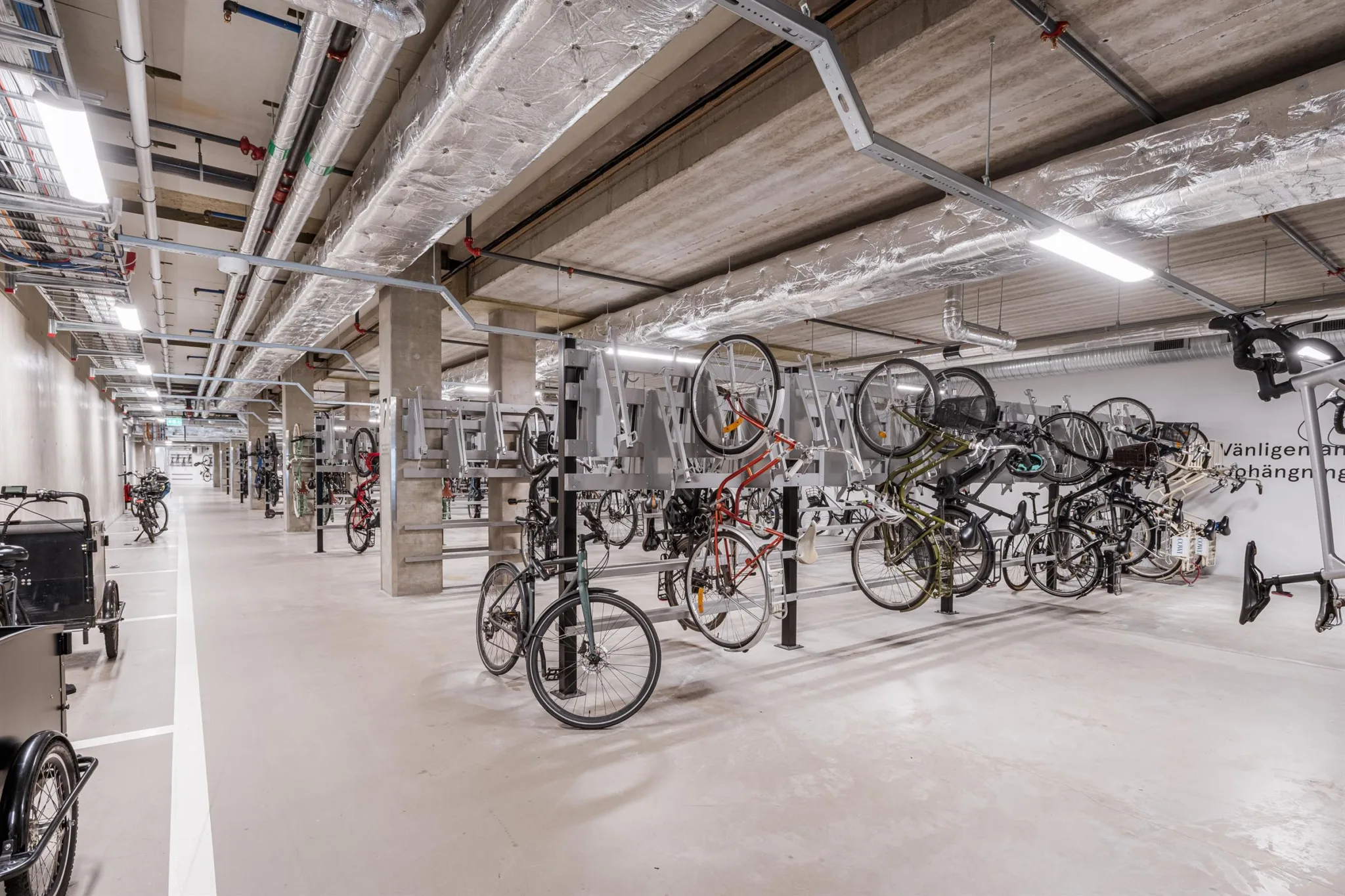 5. Cykelparkering inomhus med flera cyklar upphängda i en industriell miljö.
