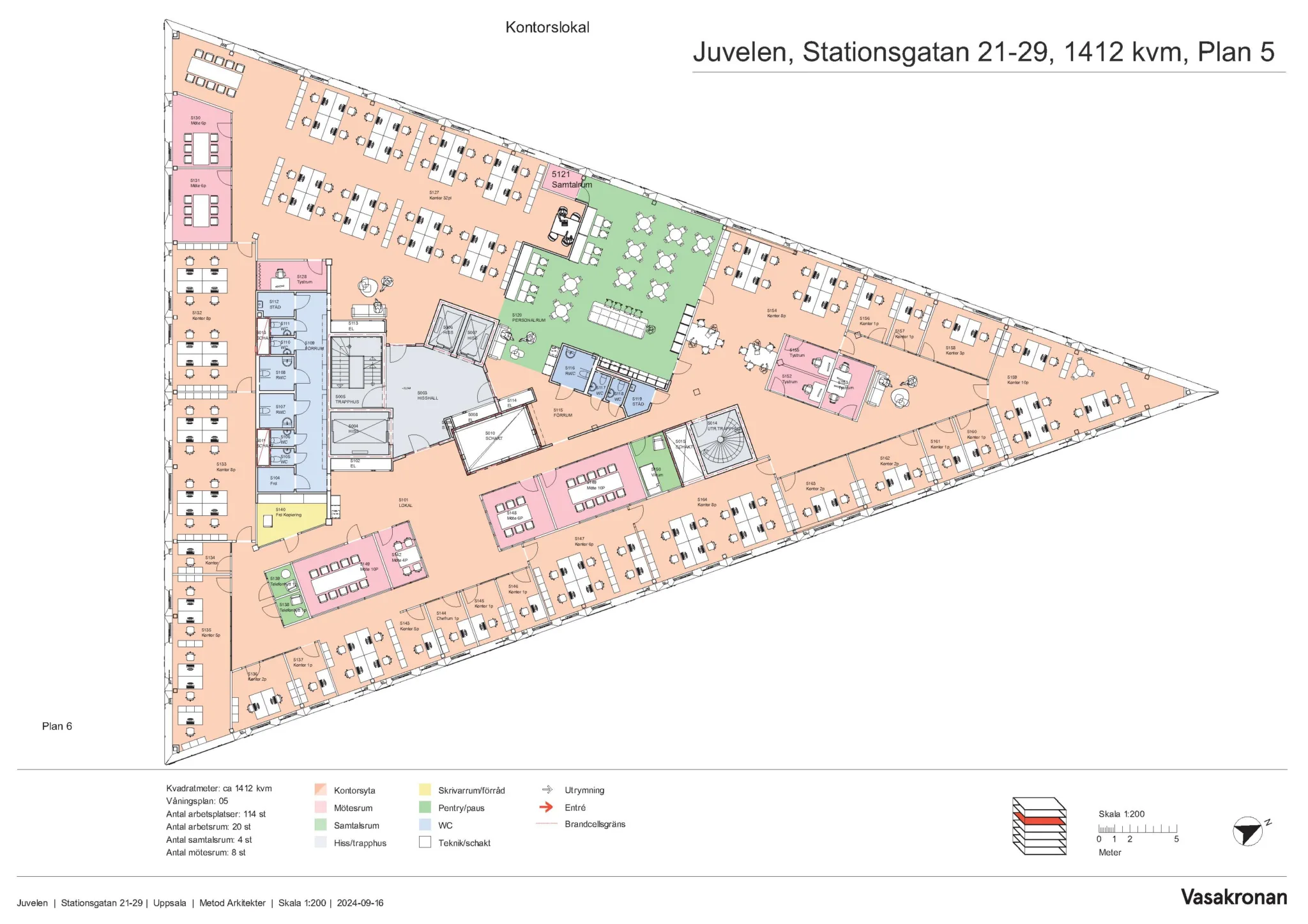 Färgkodad planritning för en triangelformad byggnad med texten "Juncton, Stationsgatan 21-23, 141 kvm".