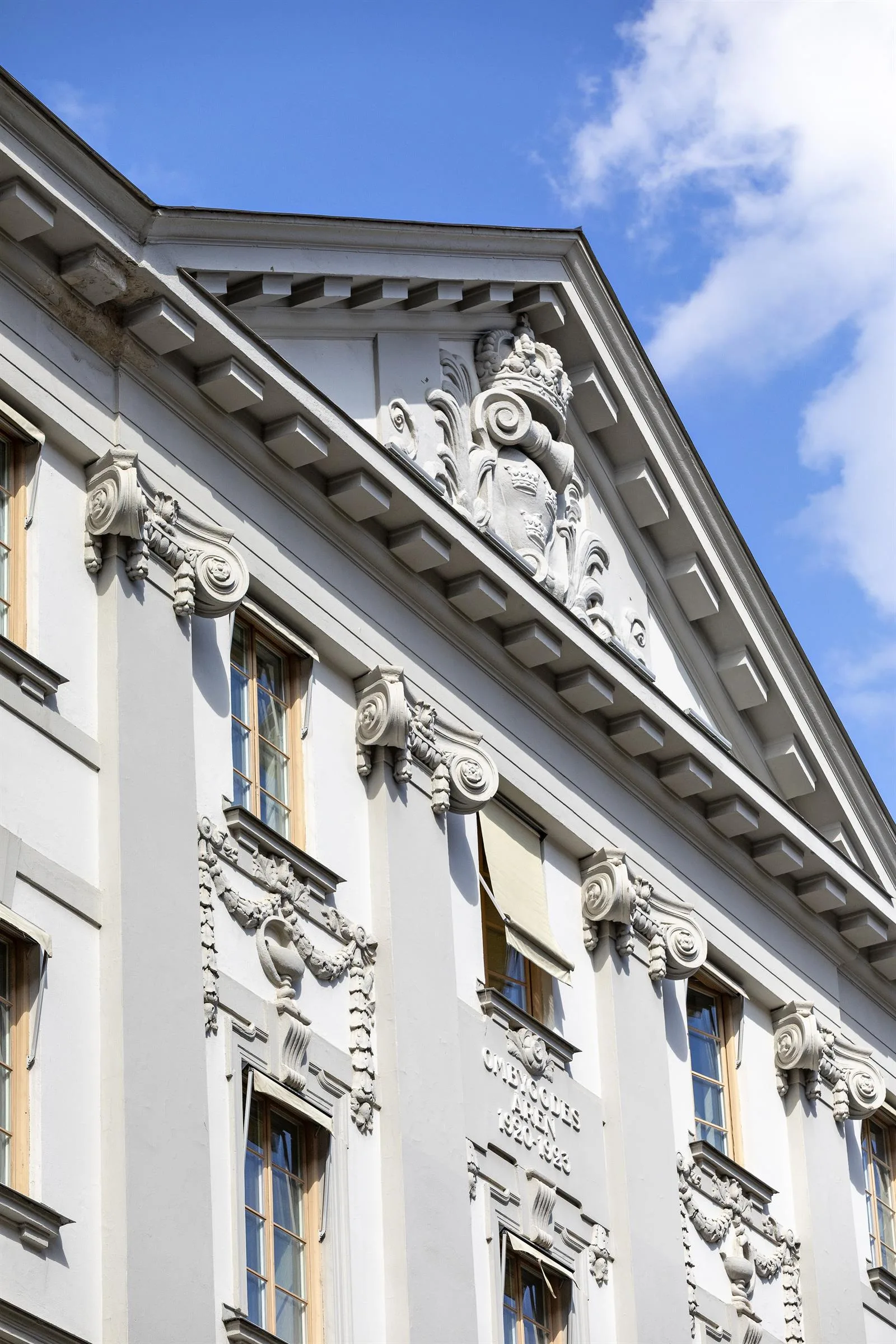 2. En klassisk byggnad med detaljerade ornament och utsmyckningar på fasaden under en blå himmel.