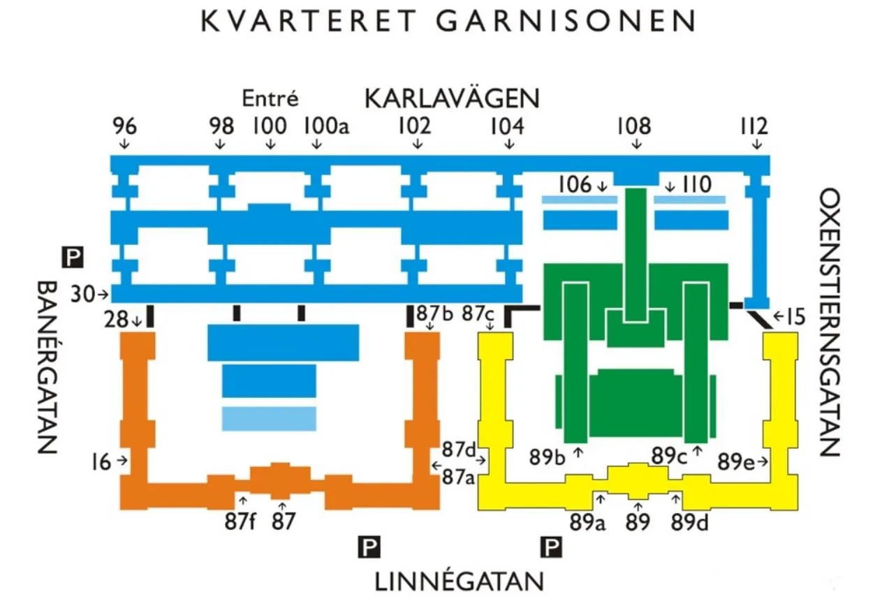 En färgkodad karta över kvarteret Garnisonen med byggnader markerade i blått, grönt, orange och gult samt text som anger Karlavägen och Linnégatan.
