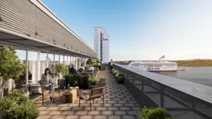 4. En takterrass med utomhusmöbler, växter och utsikt över en stadsmiljö.