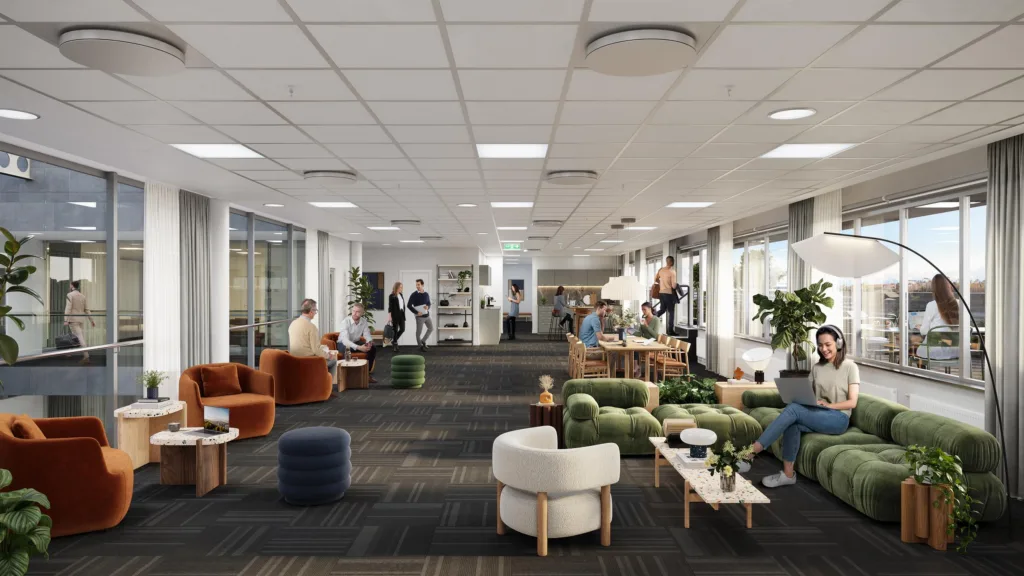3. En modern kontorsmiljö med sittgrupper, växter och människor som umgås.