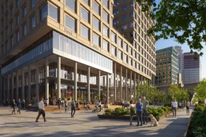4. Ett livligt torg framför en modern byggnad med pelare och glasfasad, människor promenerar och umgås.