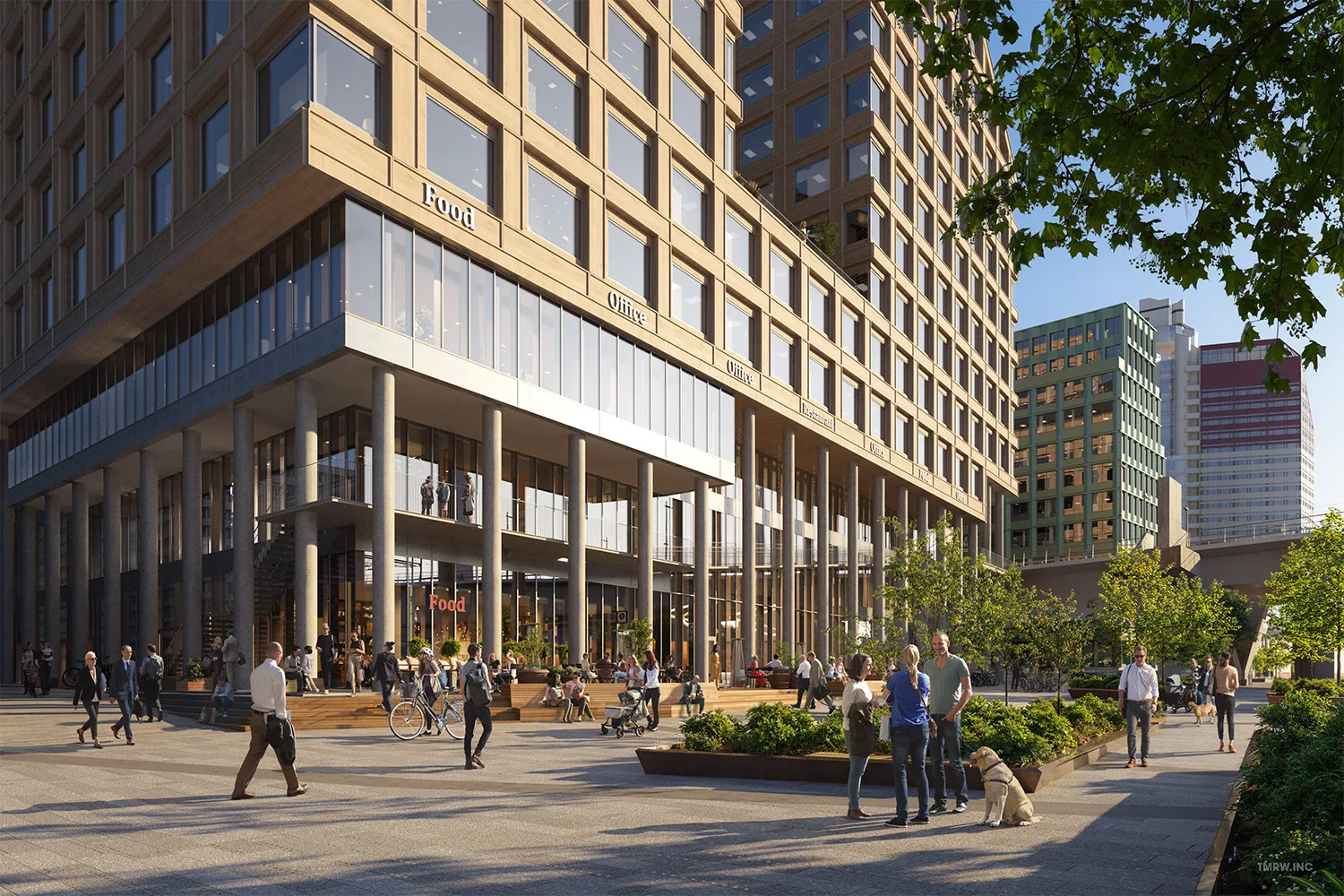 4. Ett livligt torg framför en modern byggnad med pelare och glasfasad, människor promenerar och umgås.