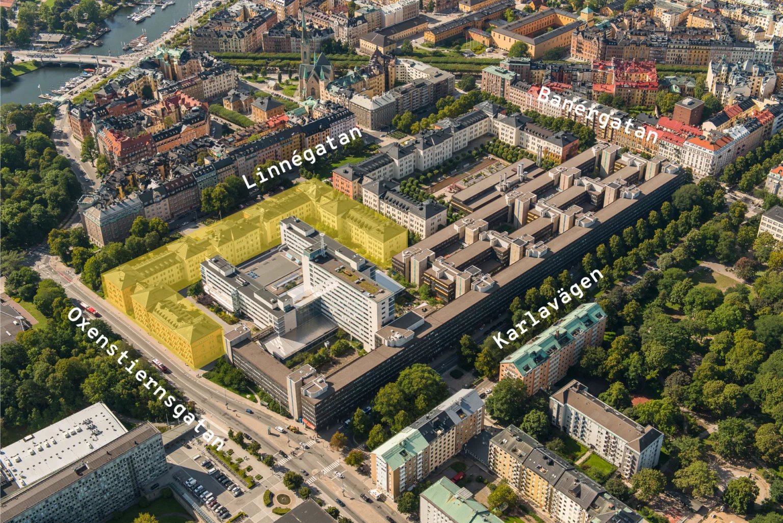 Flygfoto över en stadsmiljö med gator och byggnader, där områden är markerade med text: Linnégatan, Karlavägen, och Sturegatan.