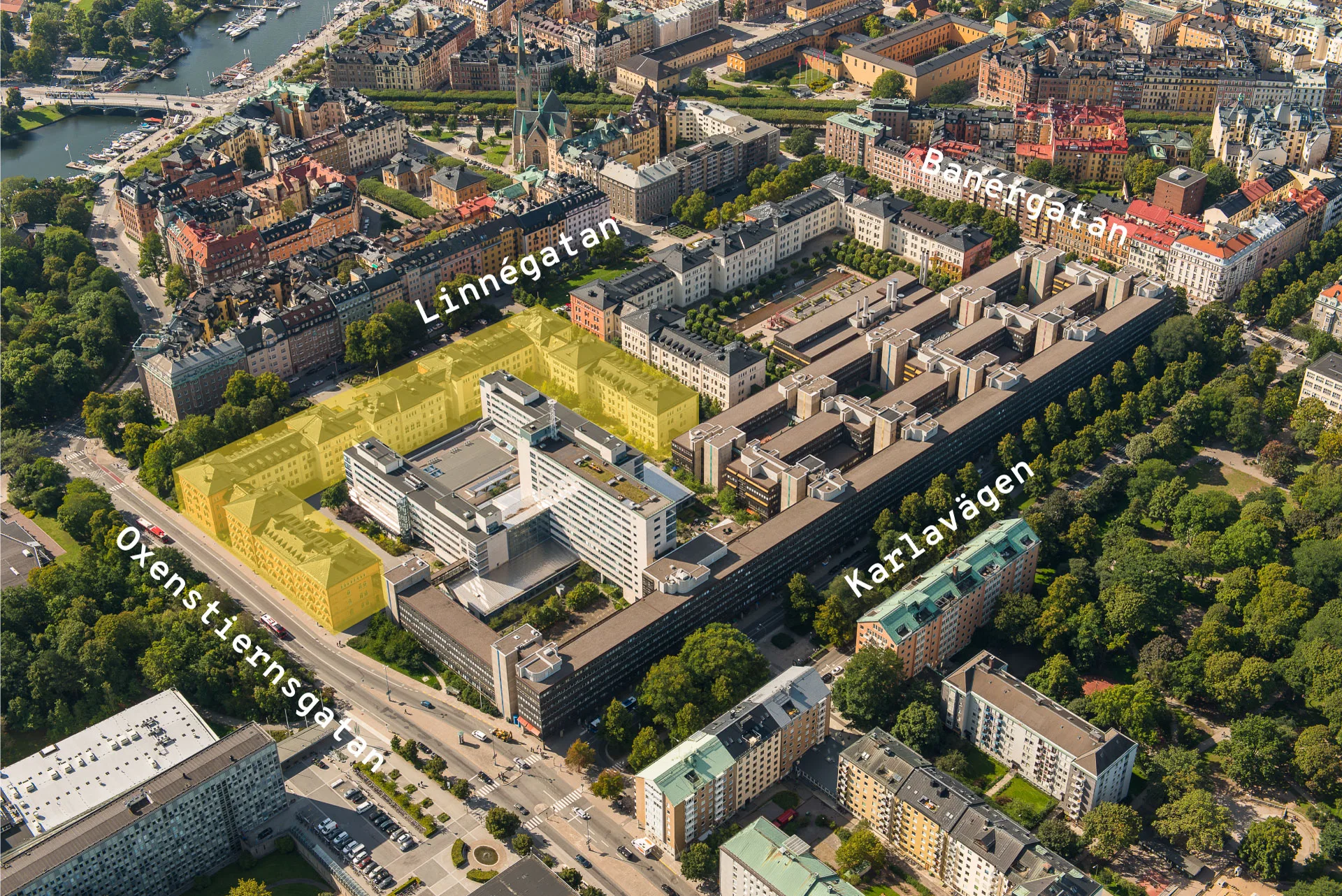 Flygfoto över en stadsmiljö med gator och byggnader, där områden är markerade med text: Linnégatan, Karlavägen, och Sturegatan.