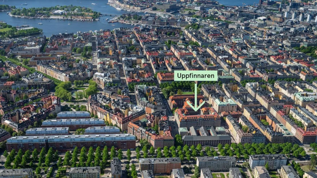 Flygbild över en stad med en grön skylt som markerar platsen "Uppfinnaren".