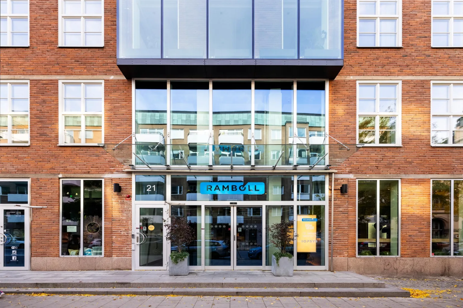 En modern byggnadsfasad med stora glasfönster och en entré märkt "Tandvård".