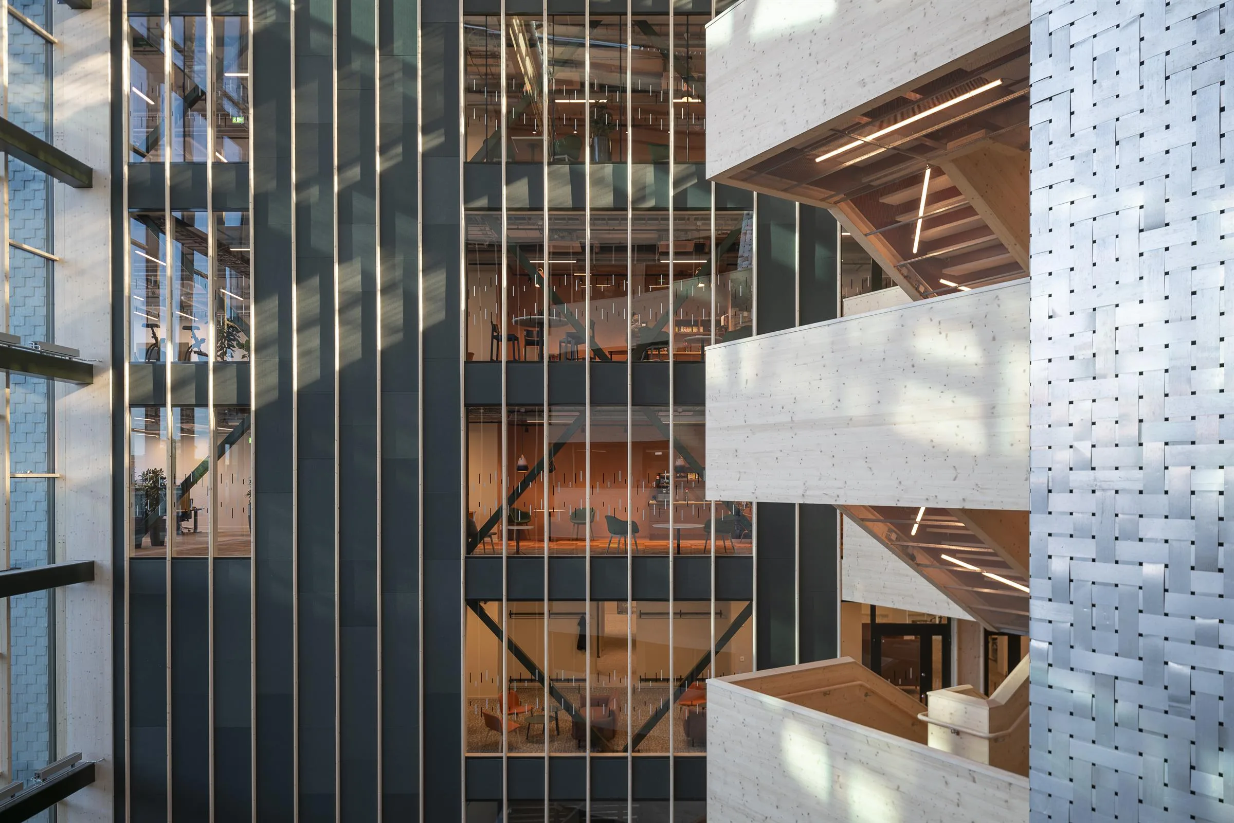 1. Interiör av en modern byggnad med glaspaneler och synliga trädetaljer.