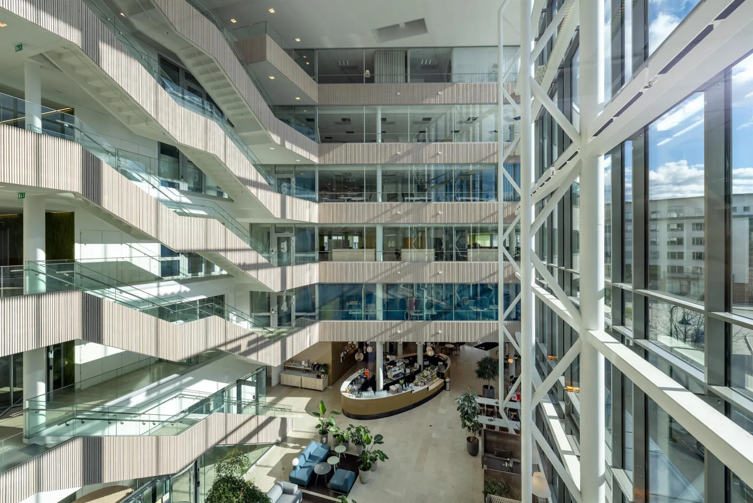2. Interiör av en modern kontorsbyggnad med flera våningar och öppna balkonger runt ett atrium.