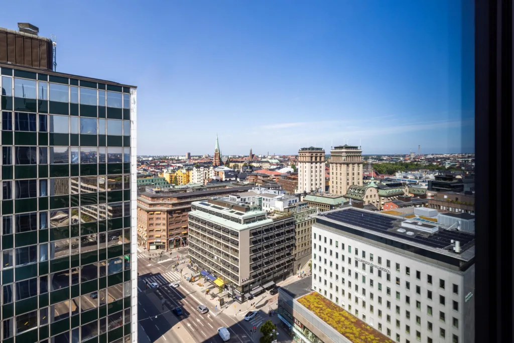 4. En klar utsikt över stadens centrala byggnader under en blå himmel.