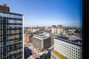 4. En klar utsikt över stadens centrala byggnader under en blå himmel.
